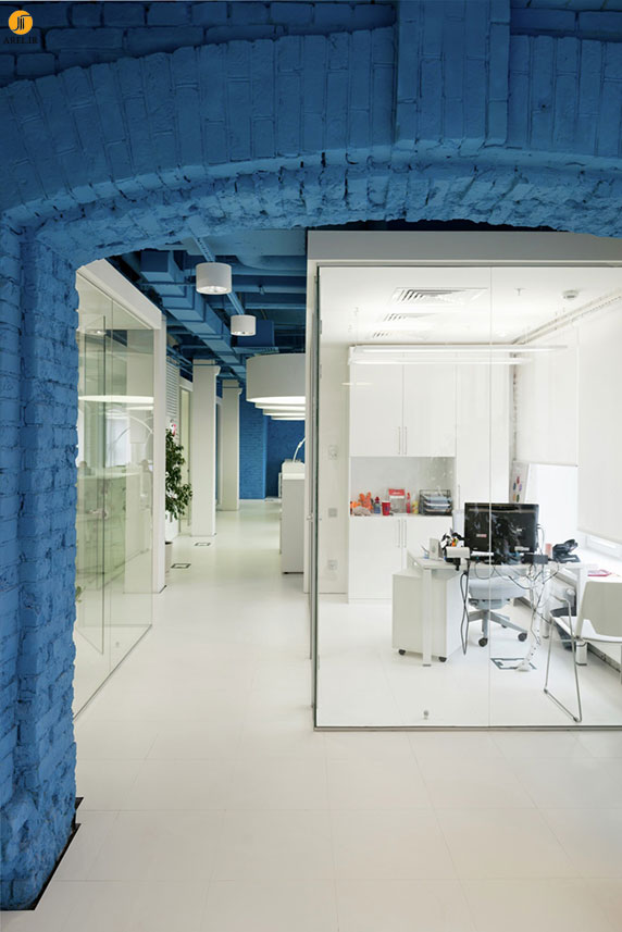 ترکیب رنگ سفید و آبی در طراحی داخلی دفتر اداری 