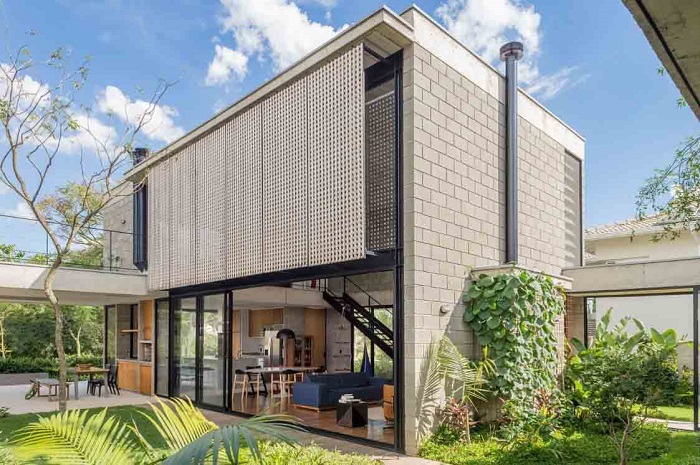 Courtyard House for Two Boys